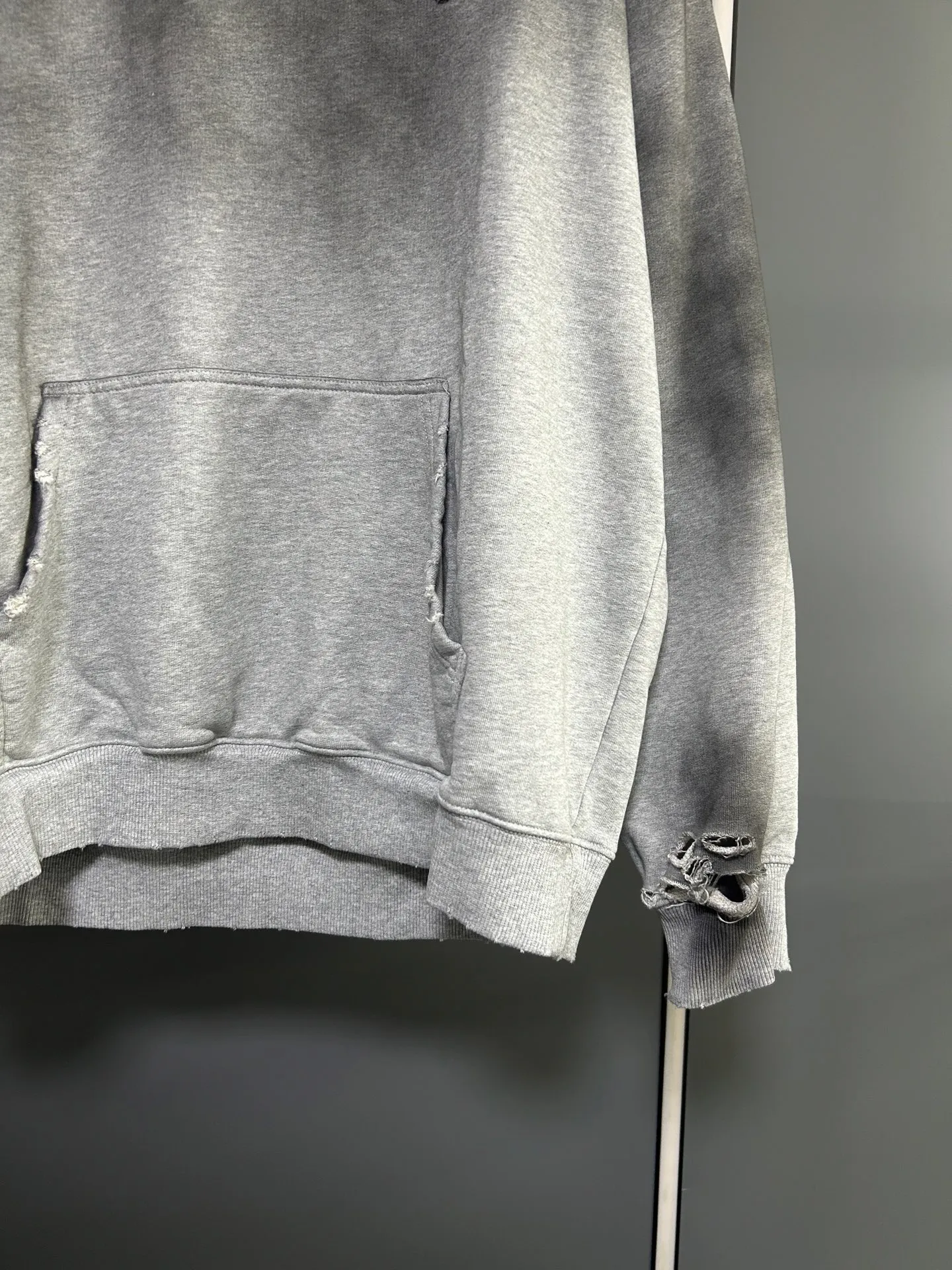 P310 𝗖𝗵𝗿𝗼𝗺𝗲 𝗛𝗲𝗮𝗿𝘁𝘀/Cro Heart 2025 Cross Patch Embroidery Summer New Original Single Counter American Acid Washed Distressed Laser Burnt Patch Embroidery Couple Casual Hooded Sweatshirt 👑The highest version! Customized fabric 440g tripe terry fabric! American acid-washed and distressed original fabric laser burnt ✟appliqué embroidery and exquisite embroidery of letters! The best-selling model at the counter. It is very comfortable to wear. It is low-key yet luxurious. It is very classy when worn. The large size and tailoring are needless to say. The upper body is exquisite and vivid. 👍High-end first-class materials. A truly palace-level product. The cotton from Turkey is of outstanding quality. After heavy washing, the clothes are very soft! Not picky, the upper body is absolutely stylish and extremely luxurious. Auxiliary materials: The original model has been authenticated and labeled ➕100% silk washed with water label. Genuine purchase-grade original hangtag➕matching hanging rope➕3D hanging beads➕original packaging bag. Craftsmanship: The original version has consistent wiring! The highest version of the armhole matching technique! Countless times of pattern making to 100% restore the original appearance! The correct version is the same for men and women, super eye-catching, super good-looking, and super atmospheric! Color: black, white and gray Size, XS S M L